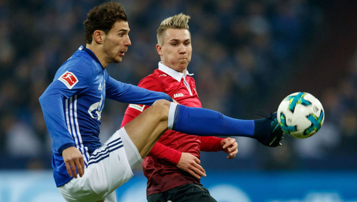 Leon Goretzka: Schalke fans unfurl pointed banner at ...