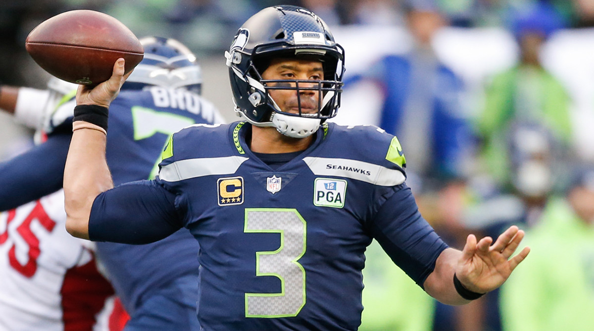 Seattle, Washington, USA. 15th Nov, 2018. TYLER LOCKETT (16) picks up some  extra yards after hauling in a Russell Wilson pass. JAIRE ALEXANDER (23)  defends on the play in a NFL game