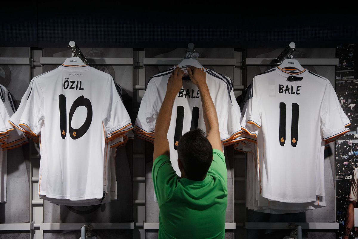 gareth-bale-officially-unveiled-at-real-madrid-5bd6d1e71b2988377f000001.jpg