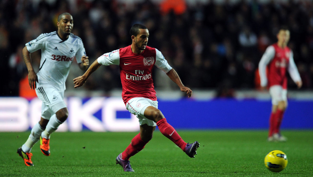 Arsenal's Theo Walcott (C) makess a pass