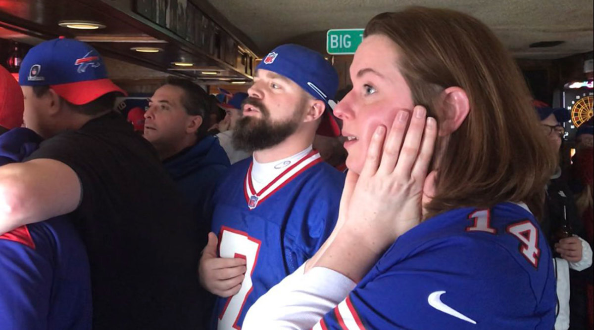 Bills fans wearing Buffalo wing hats now 