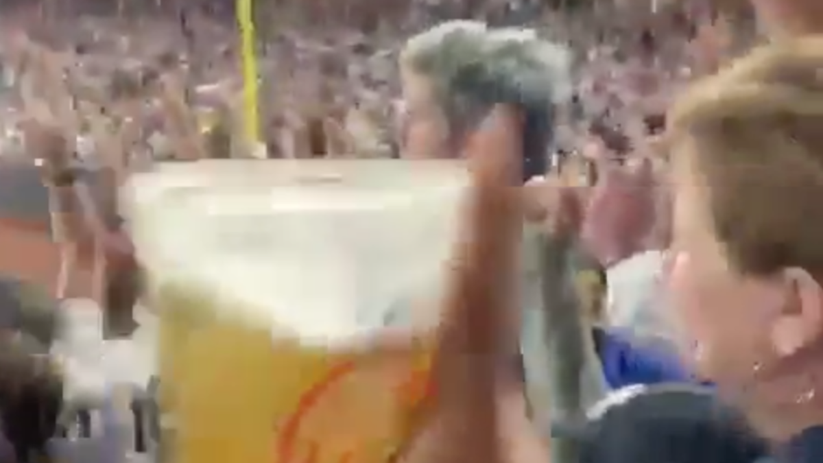 Yankees fan savagely soaks A's fan with beer at Yankee Stadium during  wild-card game