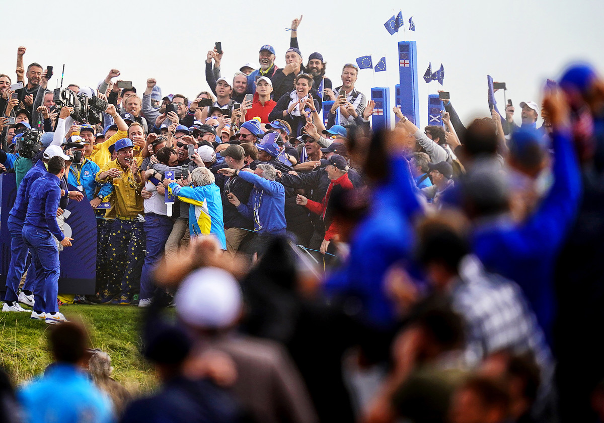 Team Europe's Francesco Molinari celebrates during Sunday Singles the 42nd Ryder Cup at Le Golf National in Paris, France