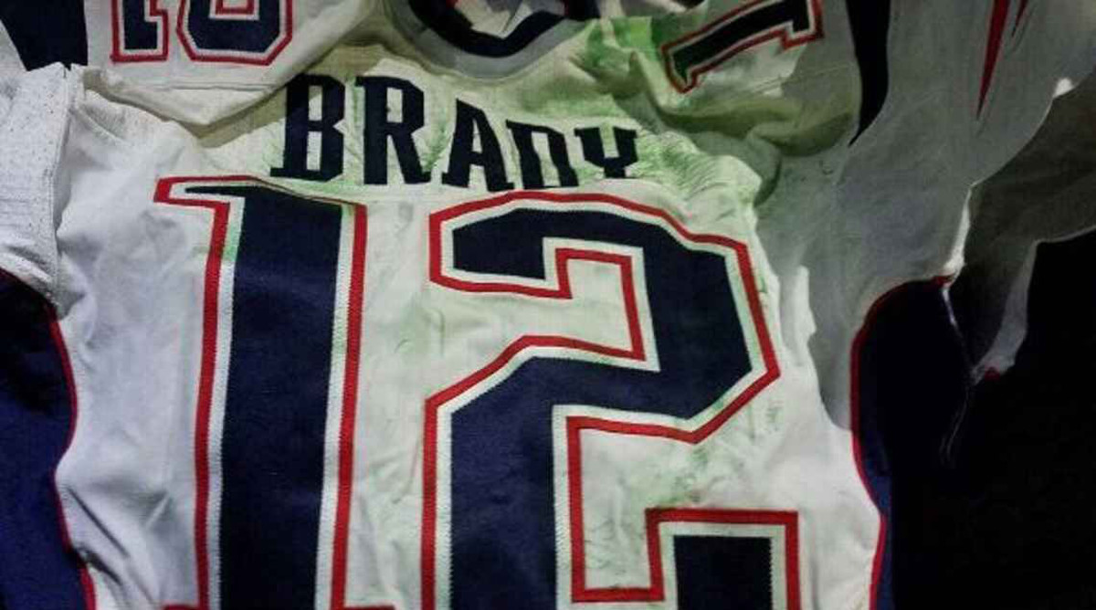 Tom Brady jersey: Thief took a selfie with Brady and bragged about it -  Sports Illustrated