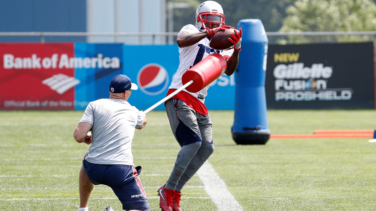 patriots-minicamp-deandrew-white.jpg