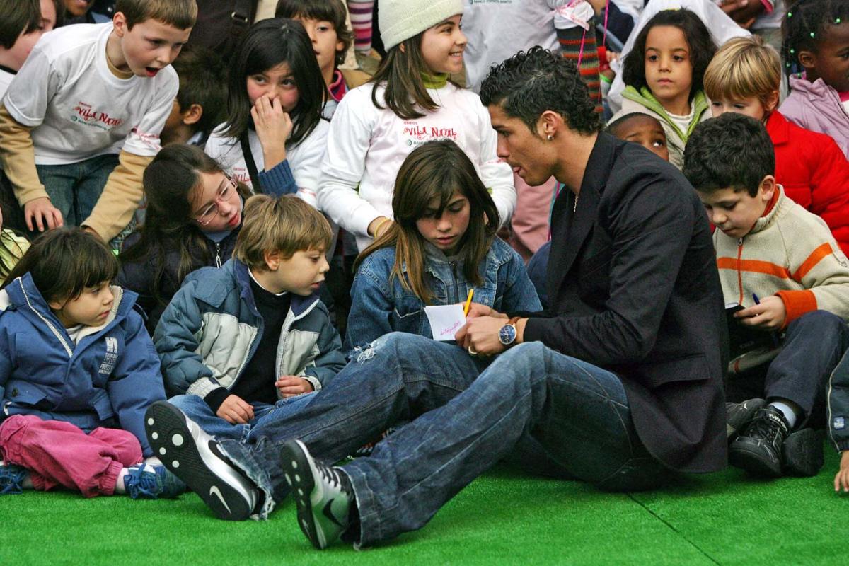 2007-Cristiano-Ronaldo-children.jpg