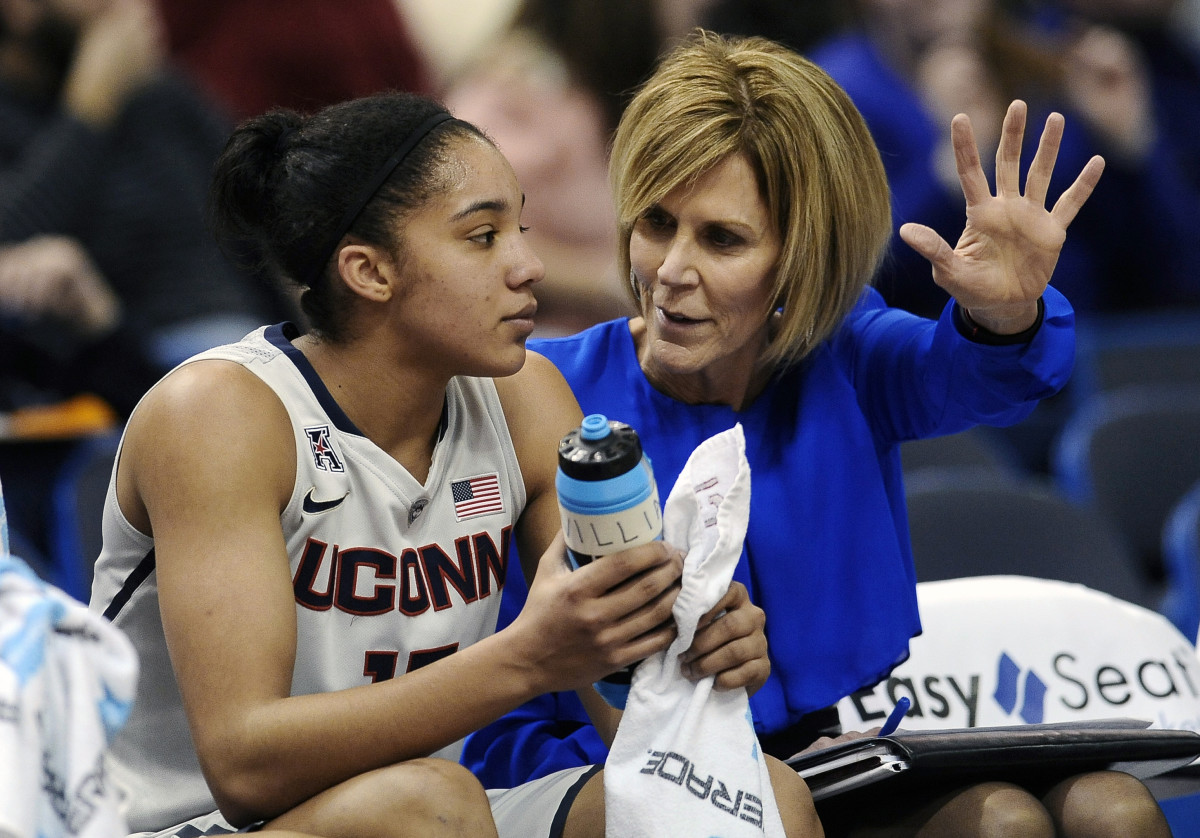 UConn's Chris Dailey receiving Margo Dydek Award - Sports Illustrated