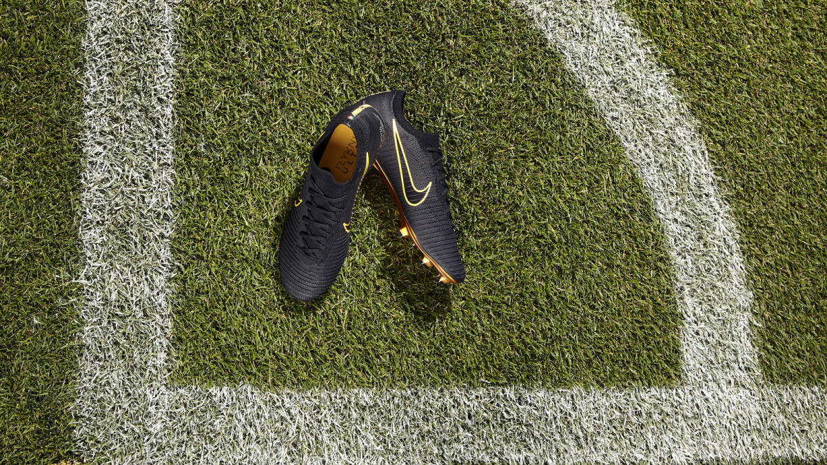 por favor no lo hagas Adolescente ley Chelsea's Eden Hazard Shows Off New Nike Mercurial Vapor Flyknit Ultra  Boots - Sports Illustrated