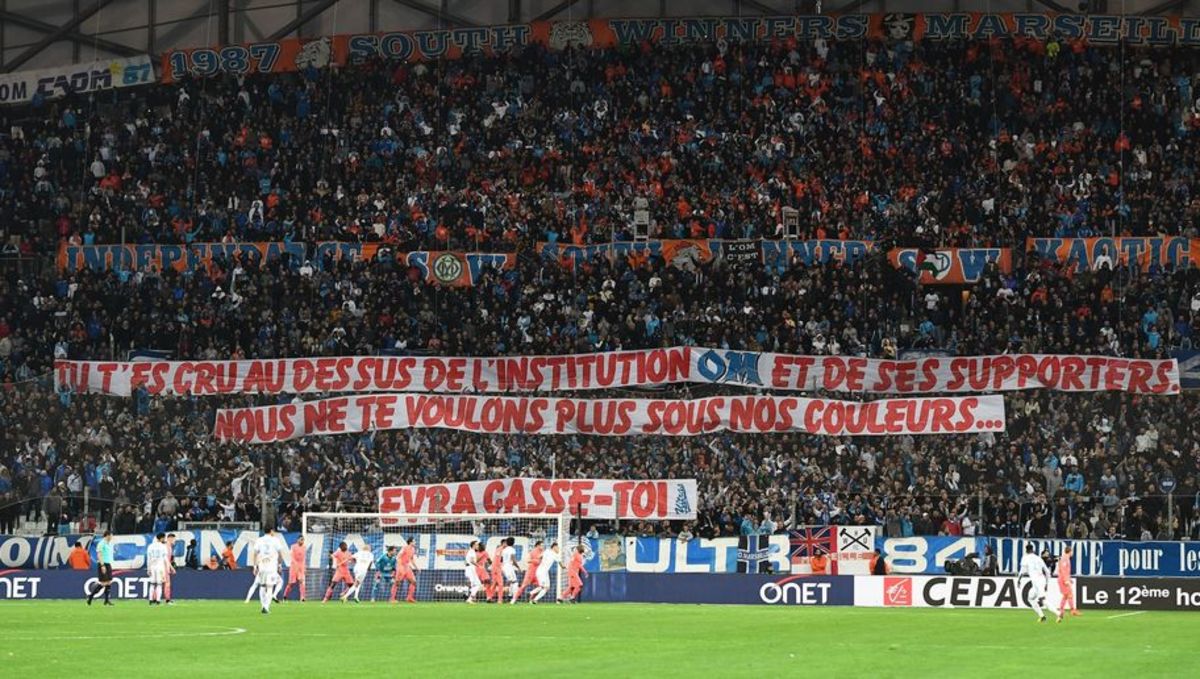 La pancarta de los ultras del Marsella a Evra después de su incidente ...