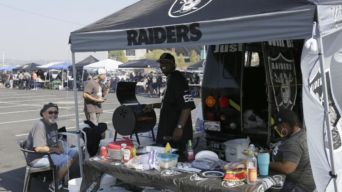 Tailgate Toss Wood NFL Oakland Raiders