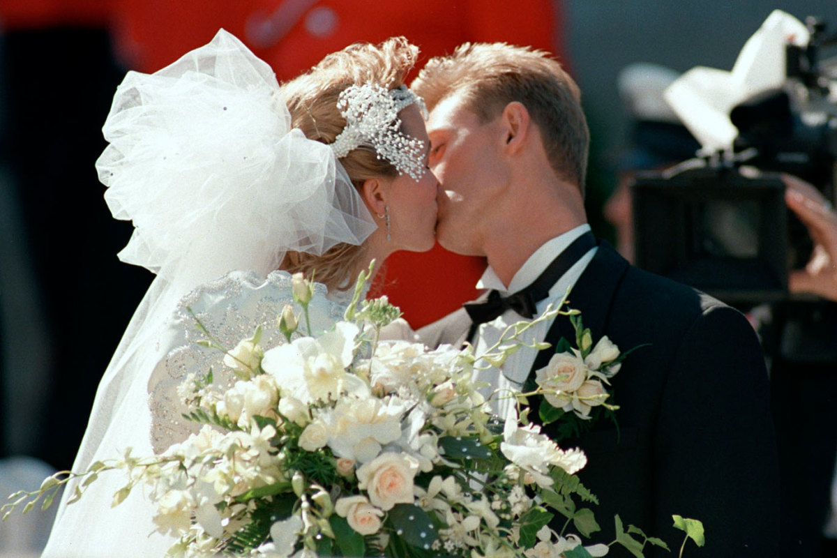 1988-Wayne-Gretzky-Janet-Jones-wedding_0.jpg