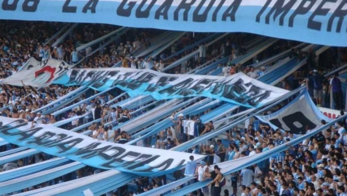 COBARDES | La barra de Racing asaltó un micro en el que viajaban ...