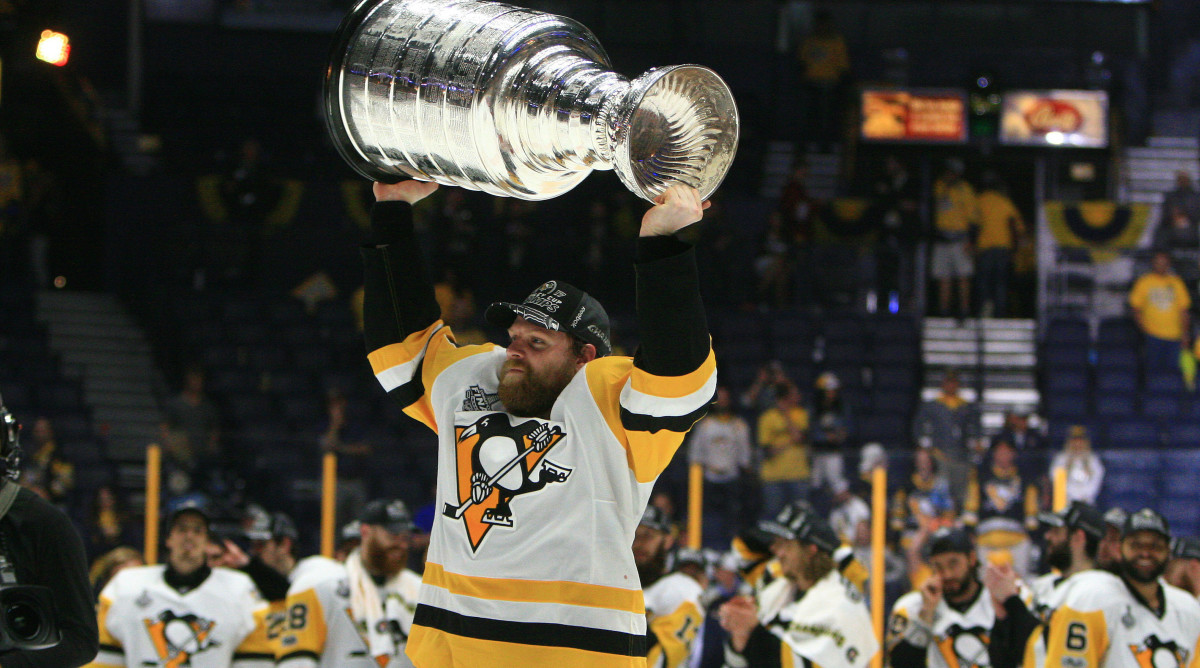 Phil Kessel signs Penguins fan's baby at Stanley Cup parade 