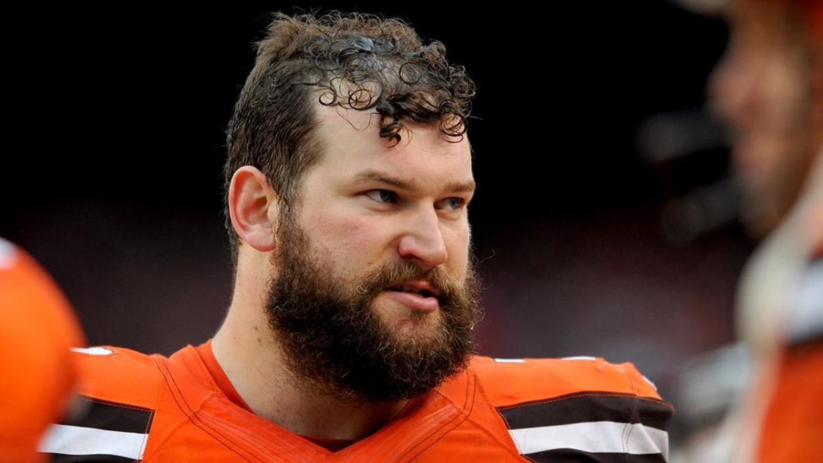 Browns LT Joe Thomas' streak of snaps ends at 10,363 after triceps injury