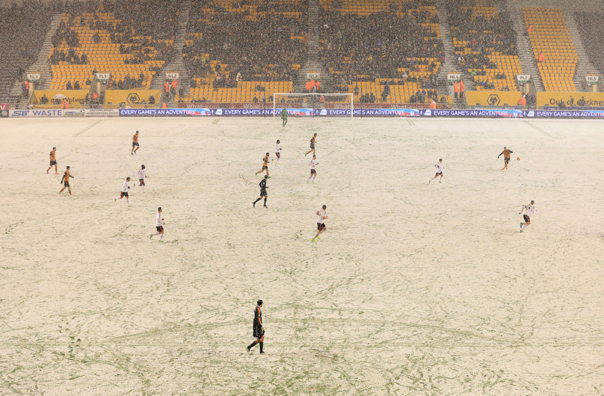 wolves-fulham-snow-2.jpg