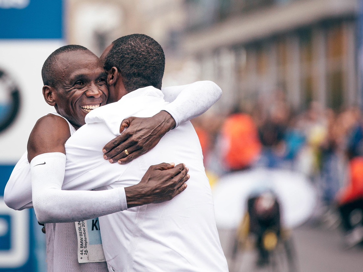 eluid-kipchoge-post-race-hug.jpg