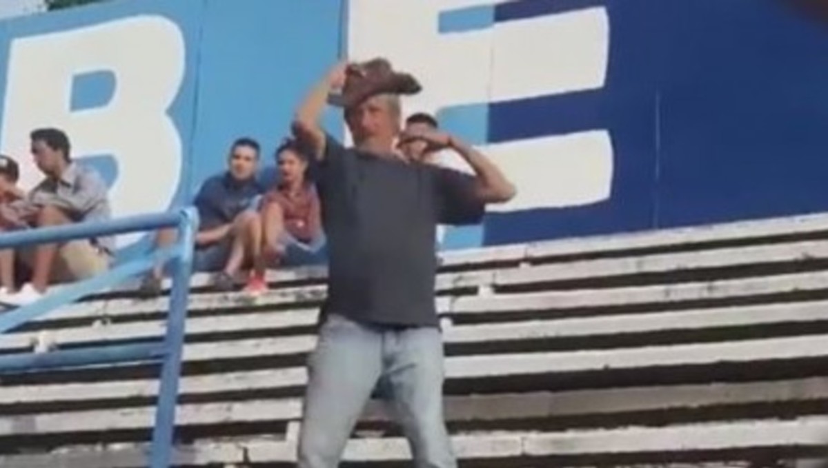 Video Viral El Michael Jackson De La Hinchada De Un Equipo Del Ascenso En Argentina Sports 1955