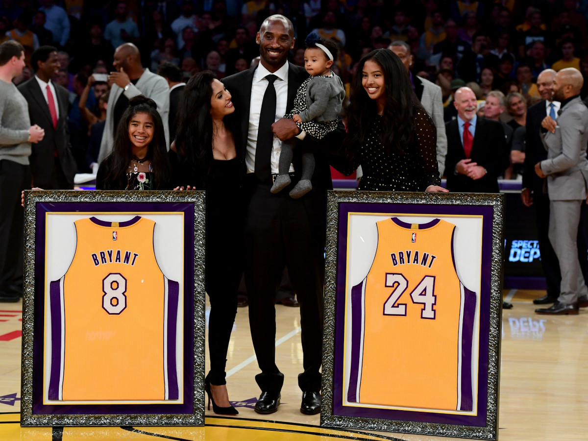 Watch Kobe Bryant honor Jerry Buss with a pregame speech [Video