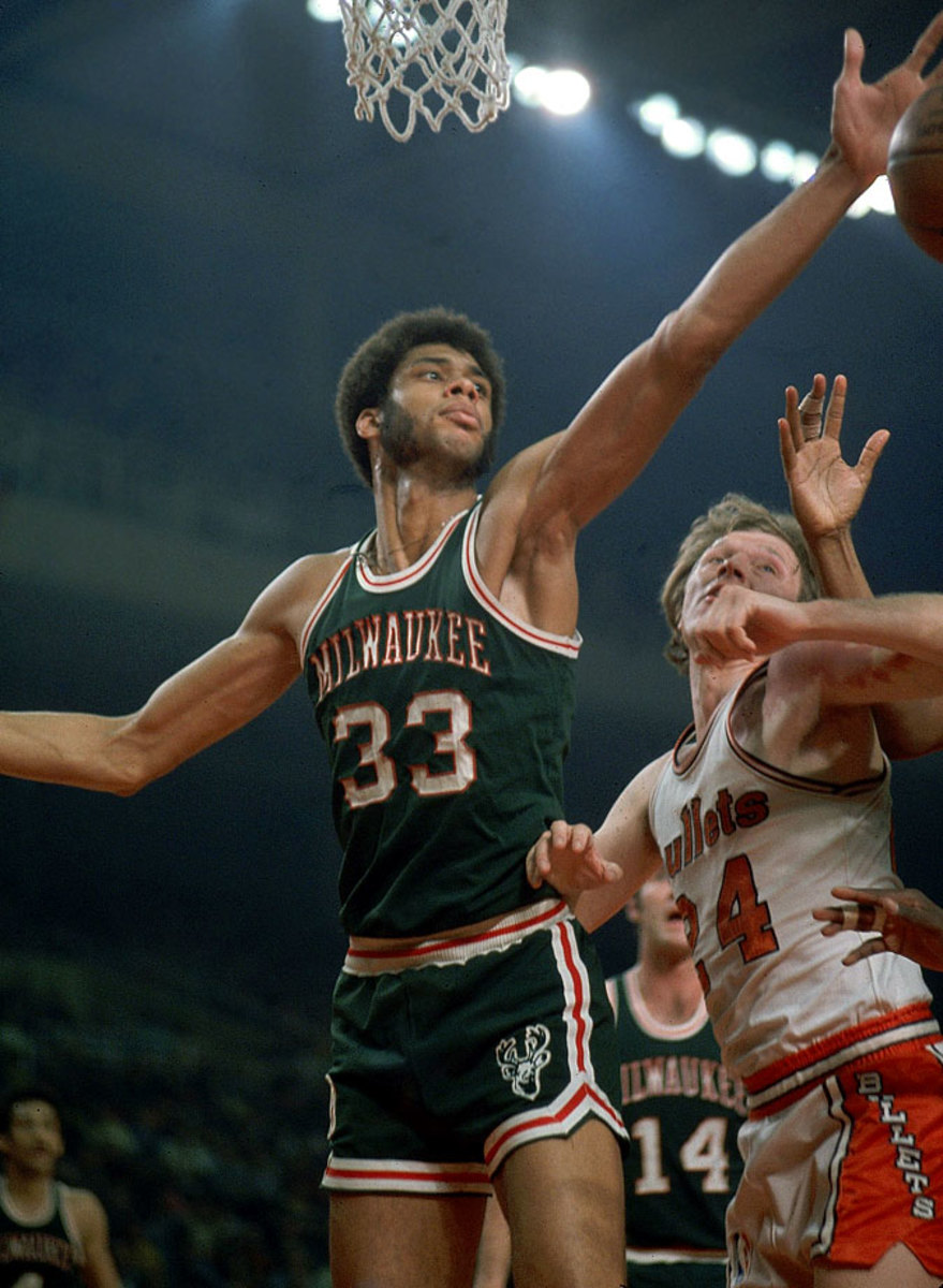 Legend, Kareem Abdul-Jabbar poses for a photo next to the Louis News  Photo - Getty Images