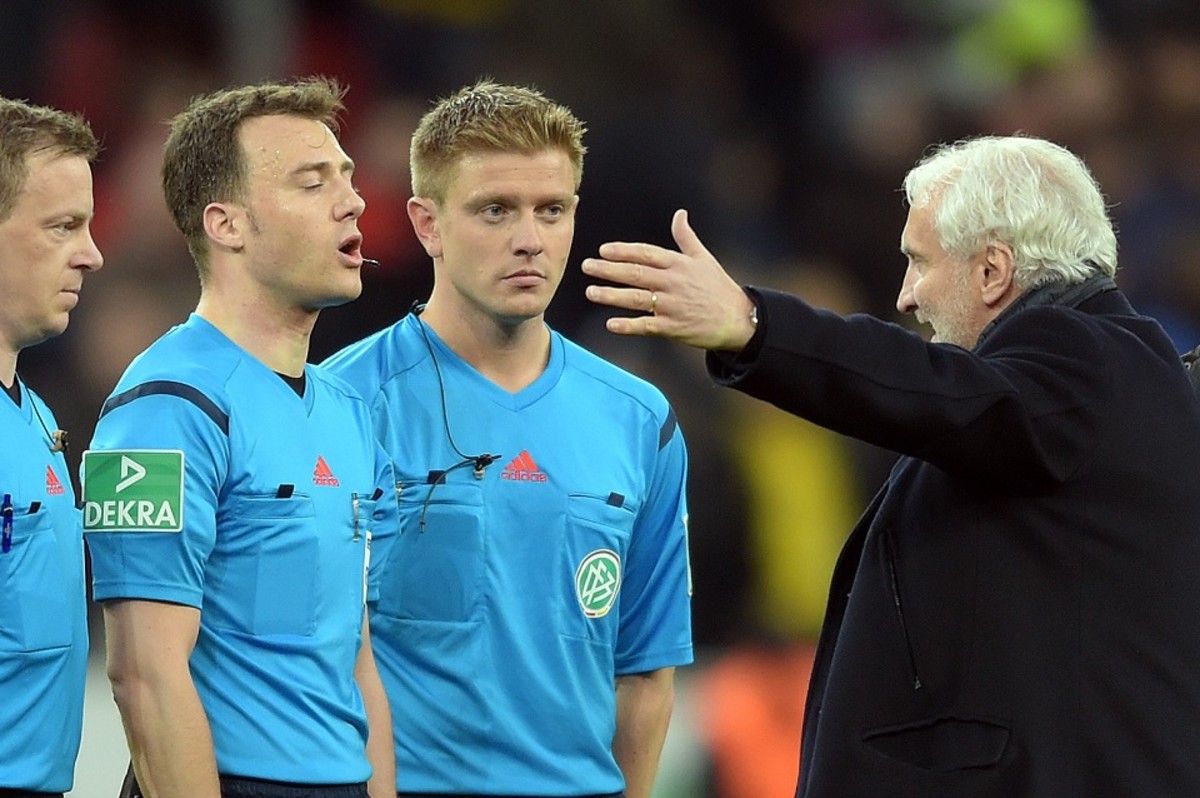 Video: Refs walk off field during Bayer Leverkusen vs. Dortmund