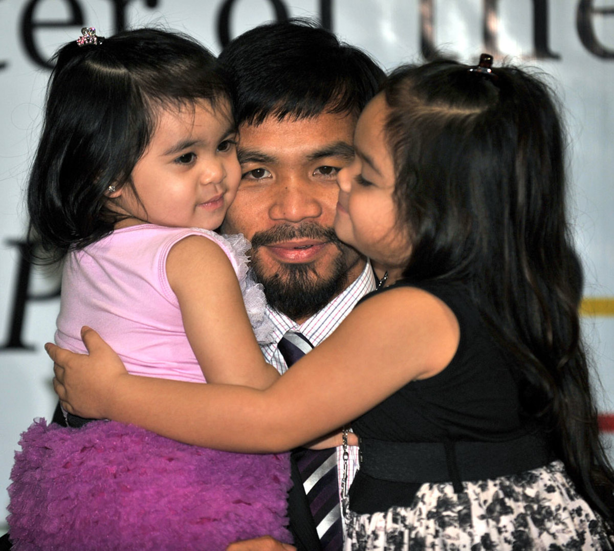 2010-1120-Manny-Pacquiao-daughters-Mary-Divine-Grace-Queen-Elizabeth.jpg