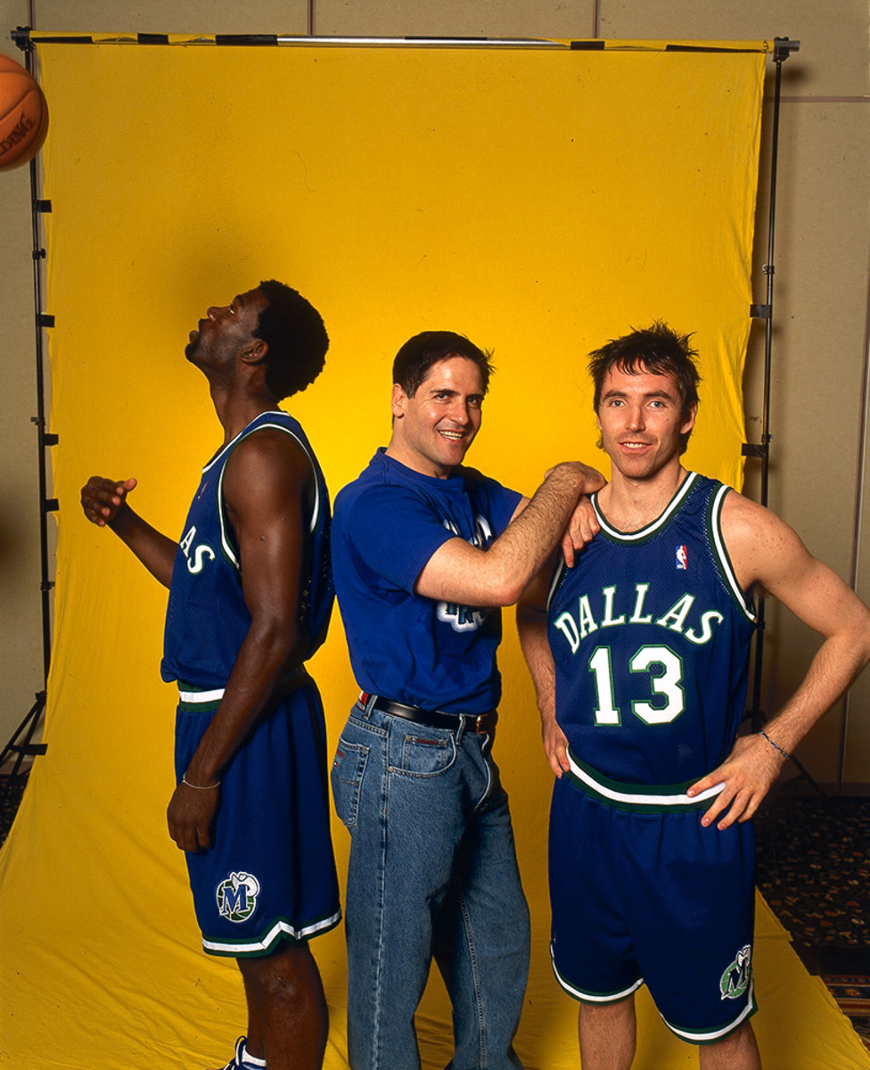 1999: Forward Dirk Nowitzki of the Dallas Mavericks shoots a jump shot  during a Mavericks team practice at Reunion Arena in Dallas. TX. (Photo by  Icon Sportswire) (Icon Sportswire via AP Images