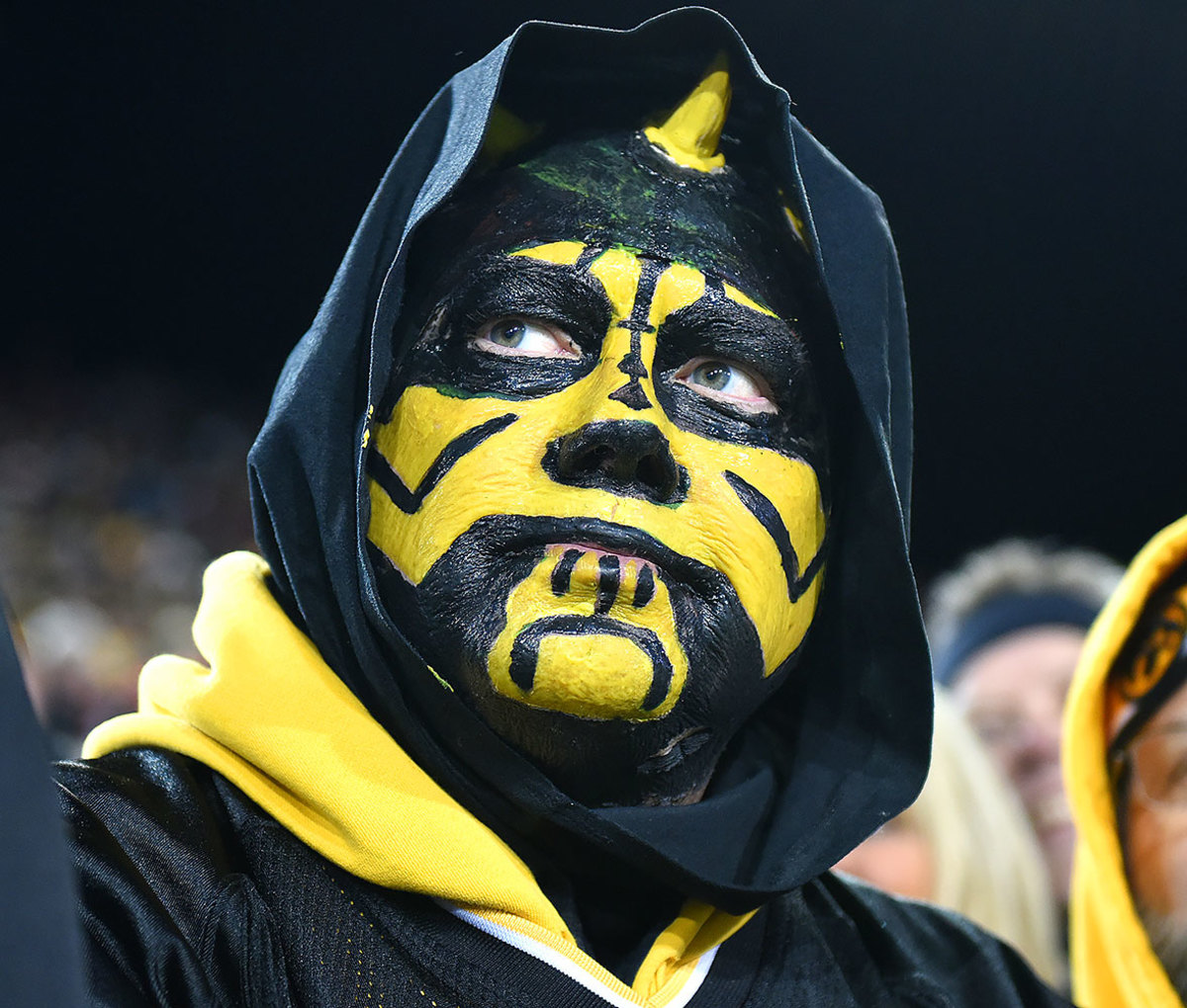 Iowa-Hawkeyes-fan-GettyImages-626035498_master.jpg