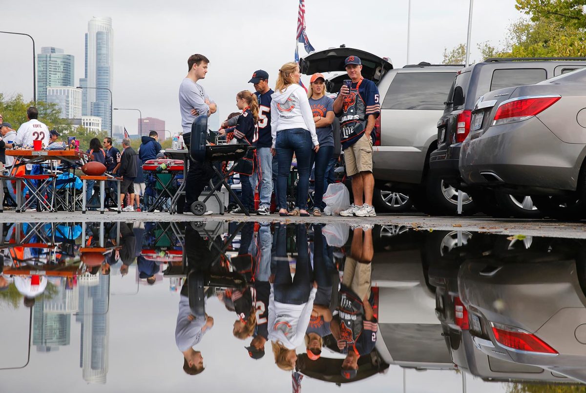 Chicago-Bears-fans-tailgating-7a278a7fab594359ac3b5bb5a7c25f7f-0.jpg