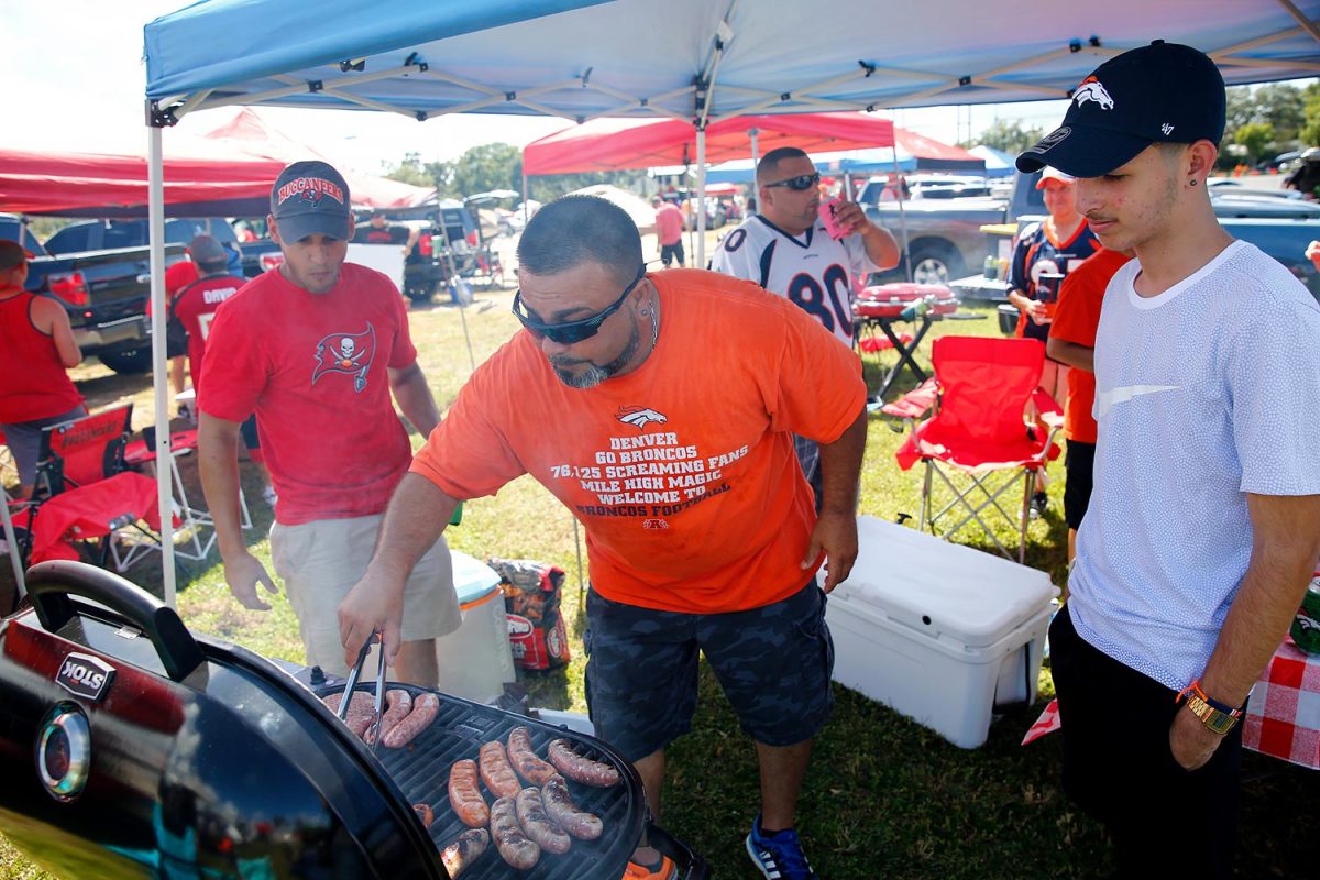 Denver-Broncos-fans-tailgating-SI-570_TK1_00092.jpg