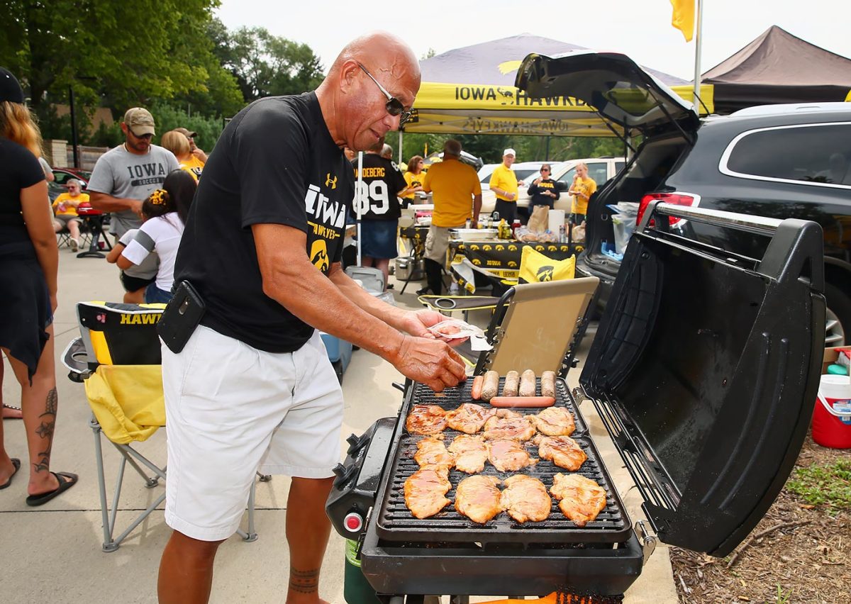 Iowa-fans-tailgating-SI530_TK1_00136.jpg