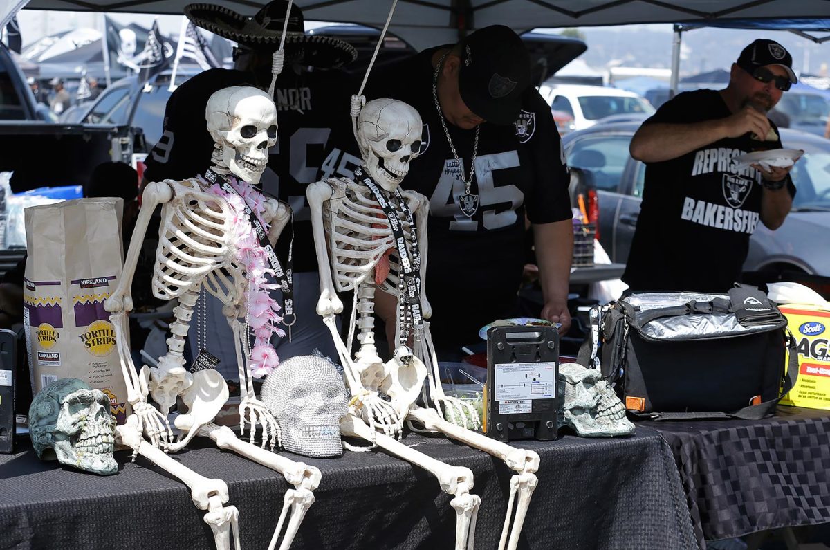 Oakland-Raiders-fans-tailgating-cd89a394e8a846b5bf20657c3e883ddc-0.jpg