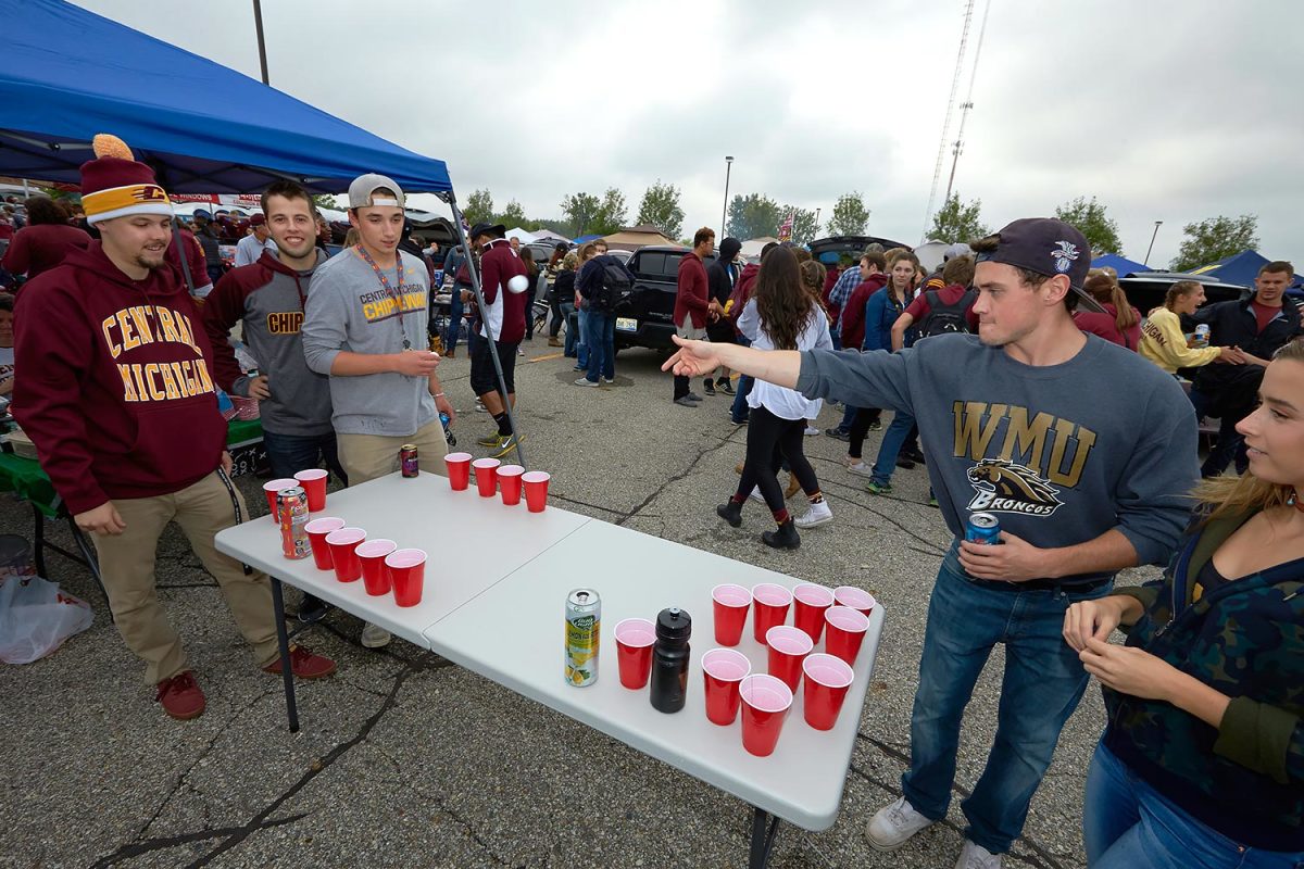 Central-Michigan-Western-Michigan-fans-tailgating-SI573_TK1_00139.jpg