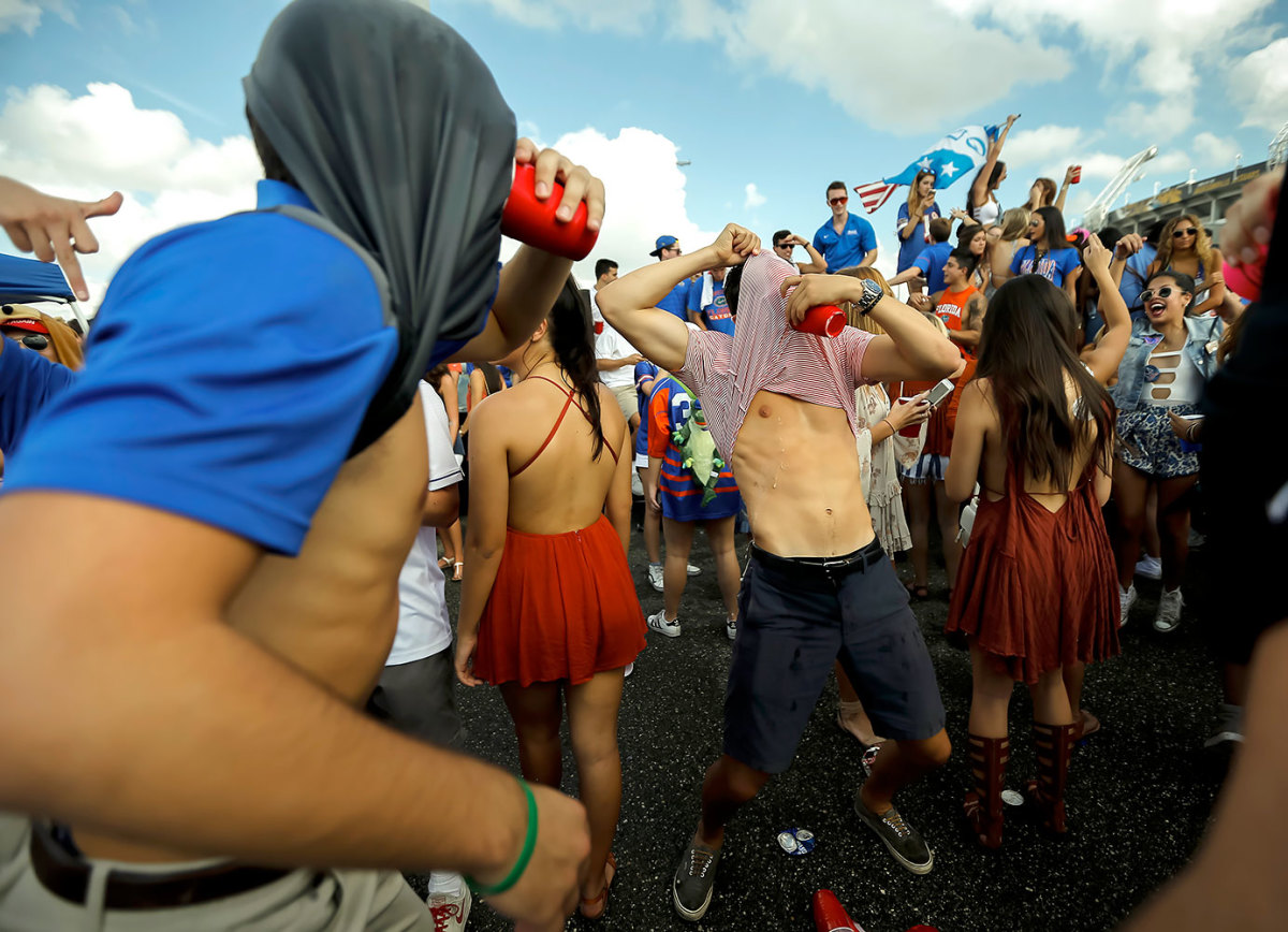 Florida-fans-tailgating-44f4a79ff4154669b28e4c08c690b0c6-0.jpg