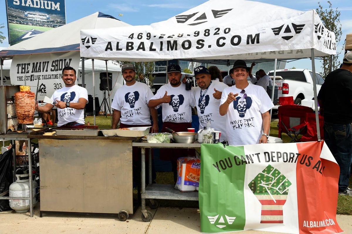 Dallas-Cowboys-fans-tailgating-SI579_TK1_00506.jpg