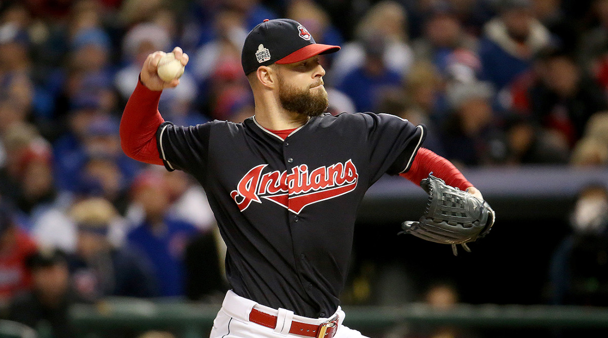 Photo: Indians catcher Roberto Perez calms pitcher Corey Kluber in World  Series game 7 - CLE20161102214 