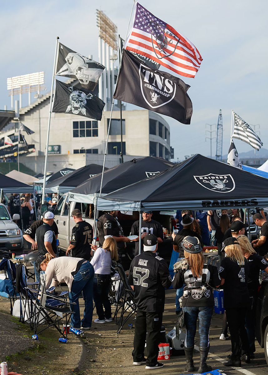 Oakland-Raiders-fans-tailgating-SI607_TK1_0313.jpg