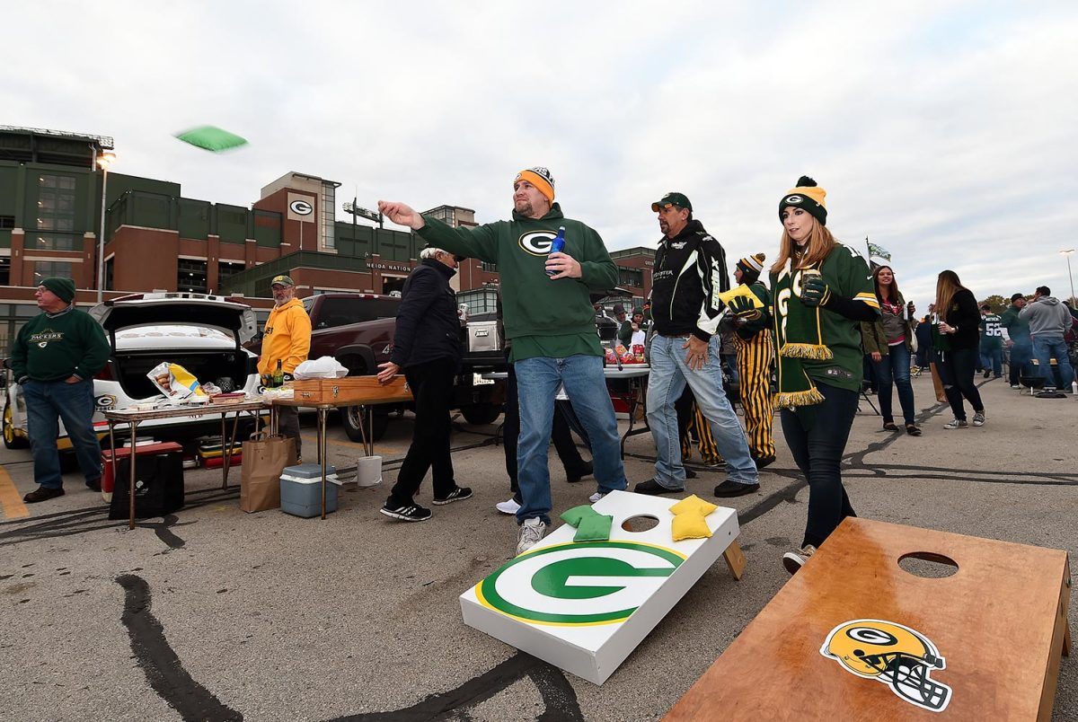 Green-Bay-Packersfans-tailgating-615930332.jpg