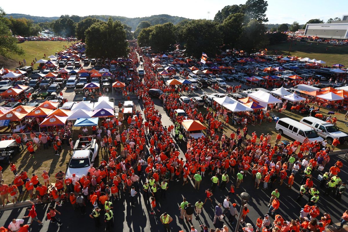 Clemson-fans-tailgating-SI574_TK1_00358.jpg