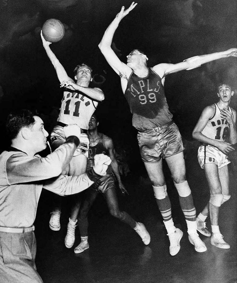 George-Mikan-1951-AP.jpg