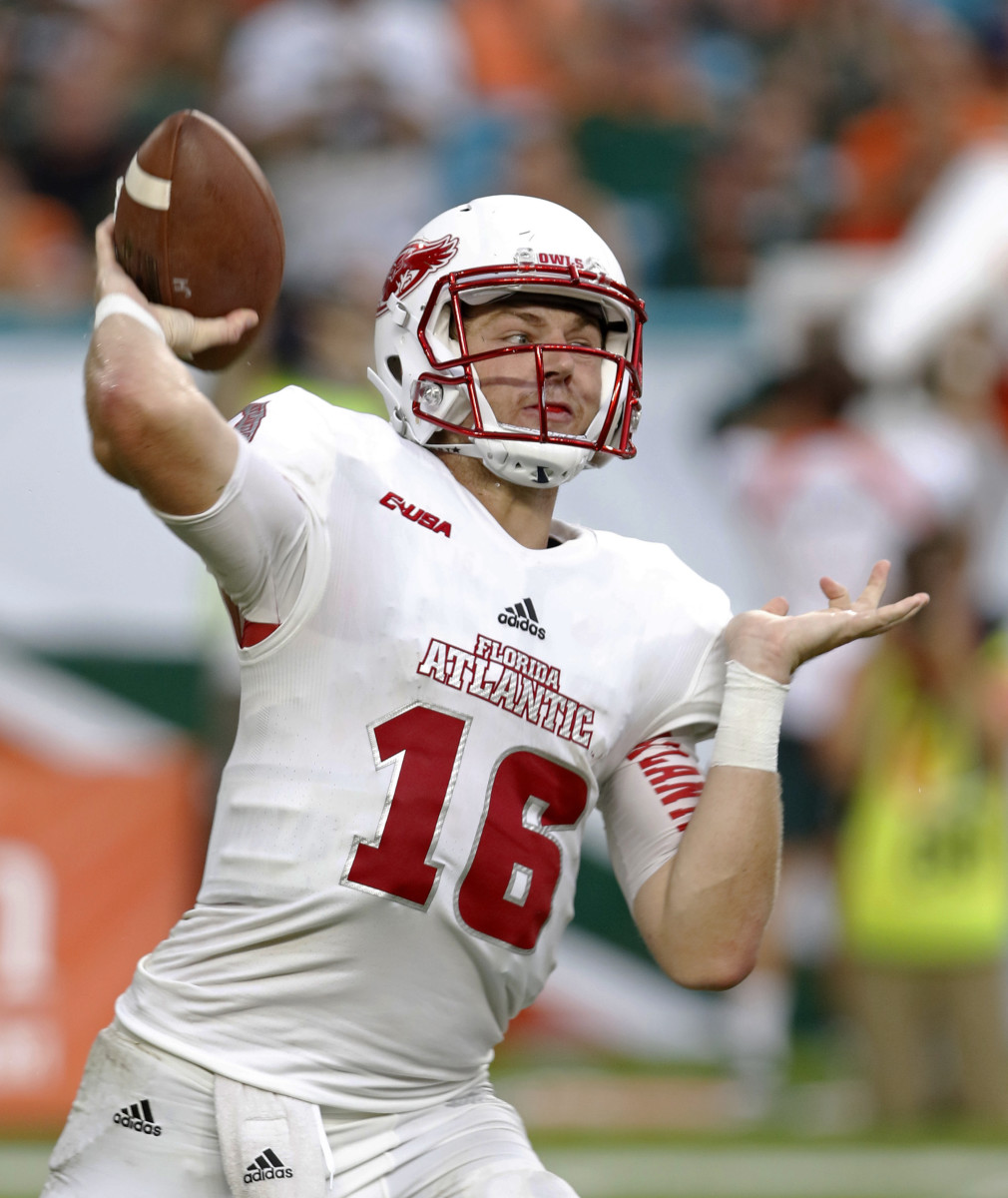 Walton runs for 4 TDs, No. 25 Miami tops FAU 38-10 - Sports Illustrated