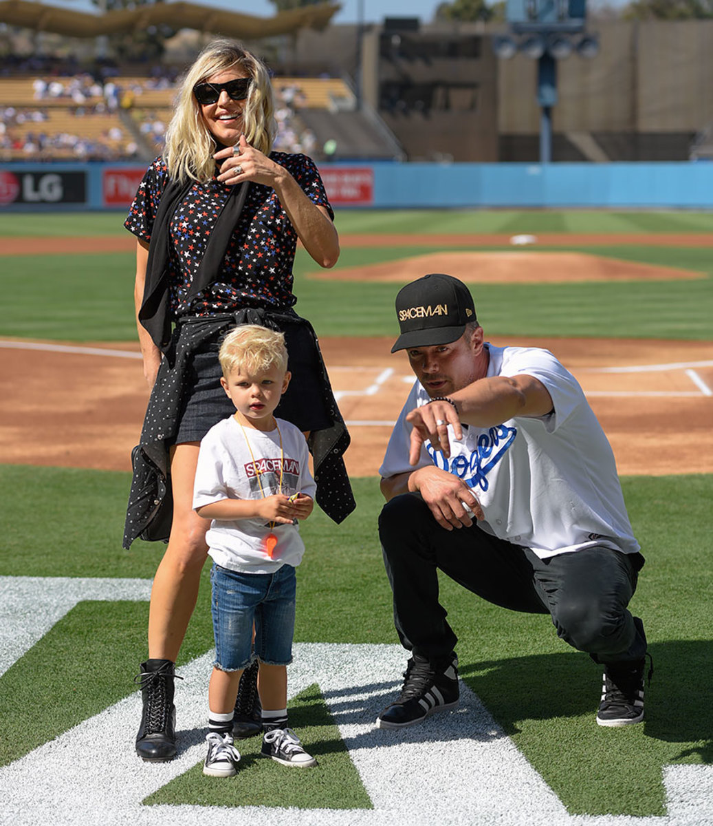 2016-0807-Josh-Duhamel-wife-Fergie-son-Axl-first-pitch.jpg