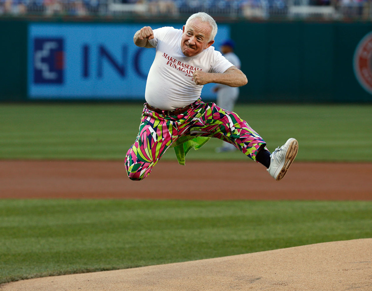 LAD@TOR: Happ's mom throws out ceremonial first pitch 