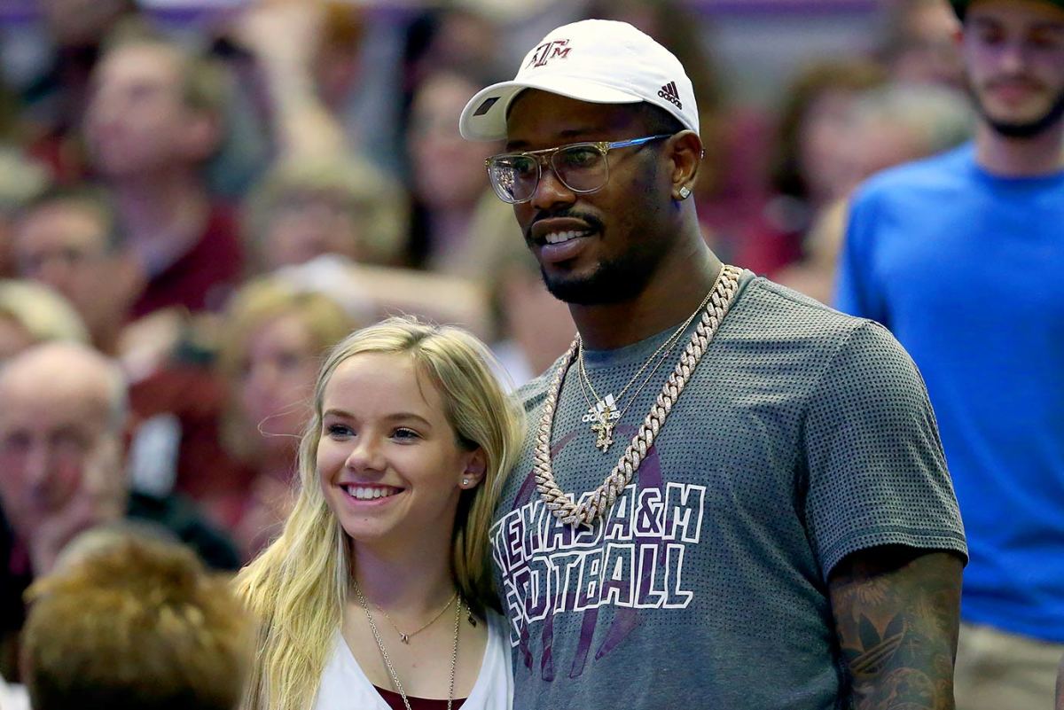 2016-0324-Texas-A&M-fan-Von-Miller.jpg