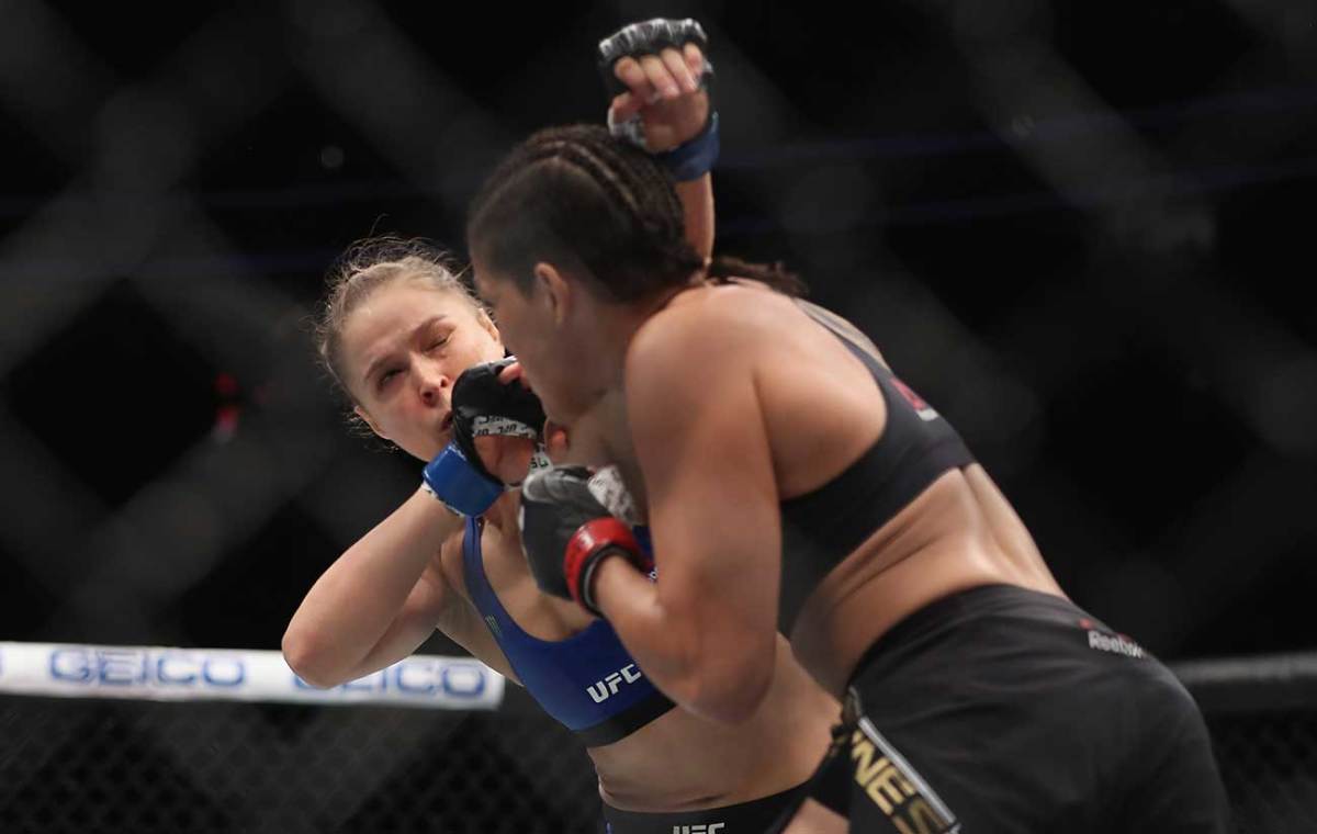 Amanda-Nunes-defeats-Ronda-Rousey-1.jpg