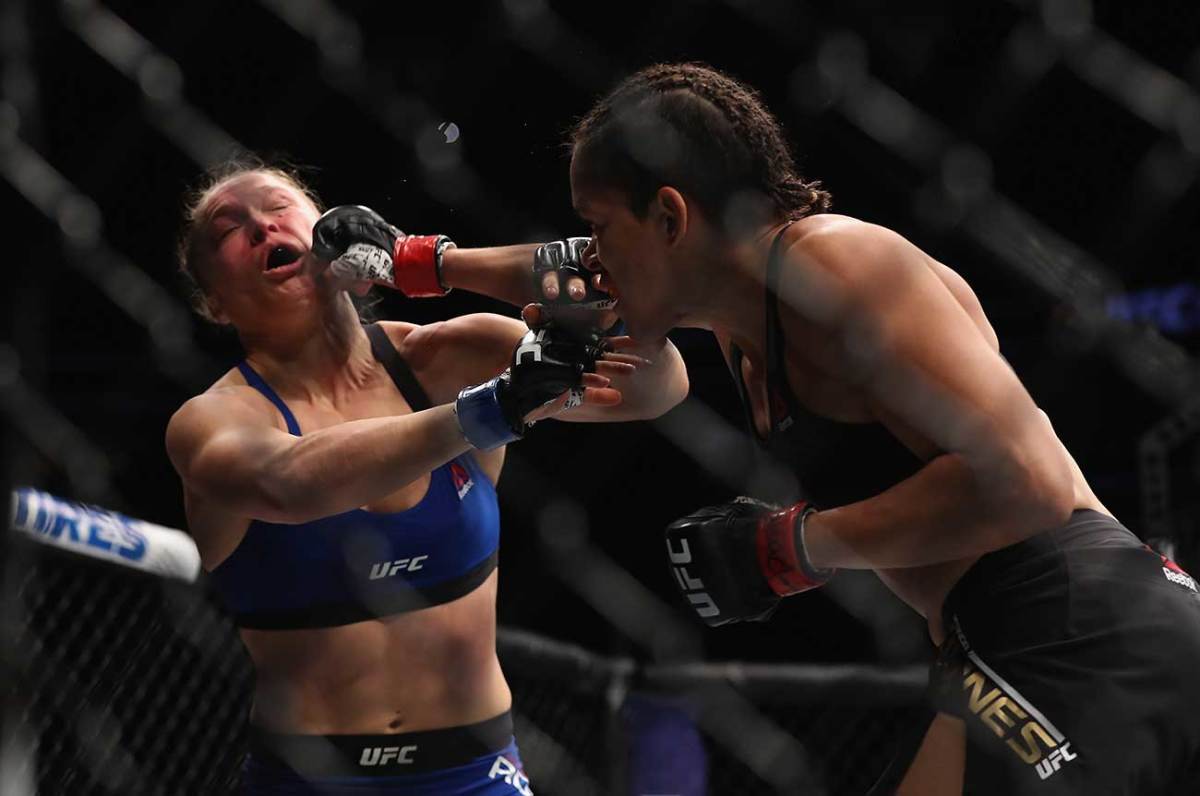 Amanda-Nunes-defeats-Ronda-Rousey-4.jpg