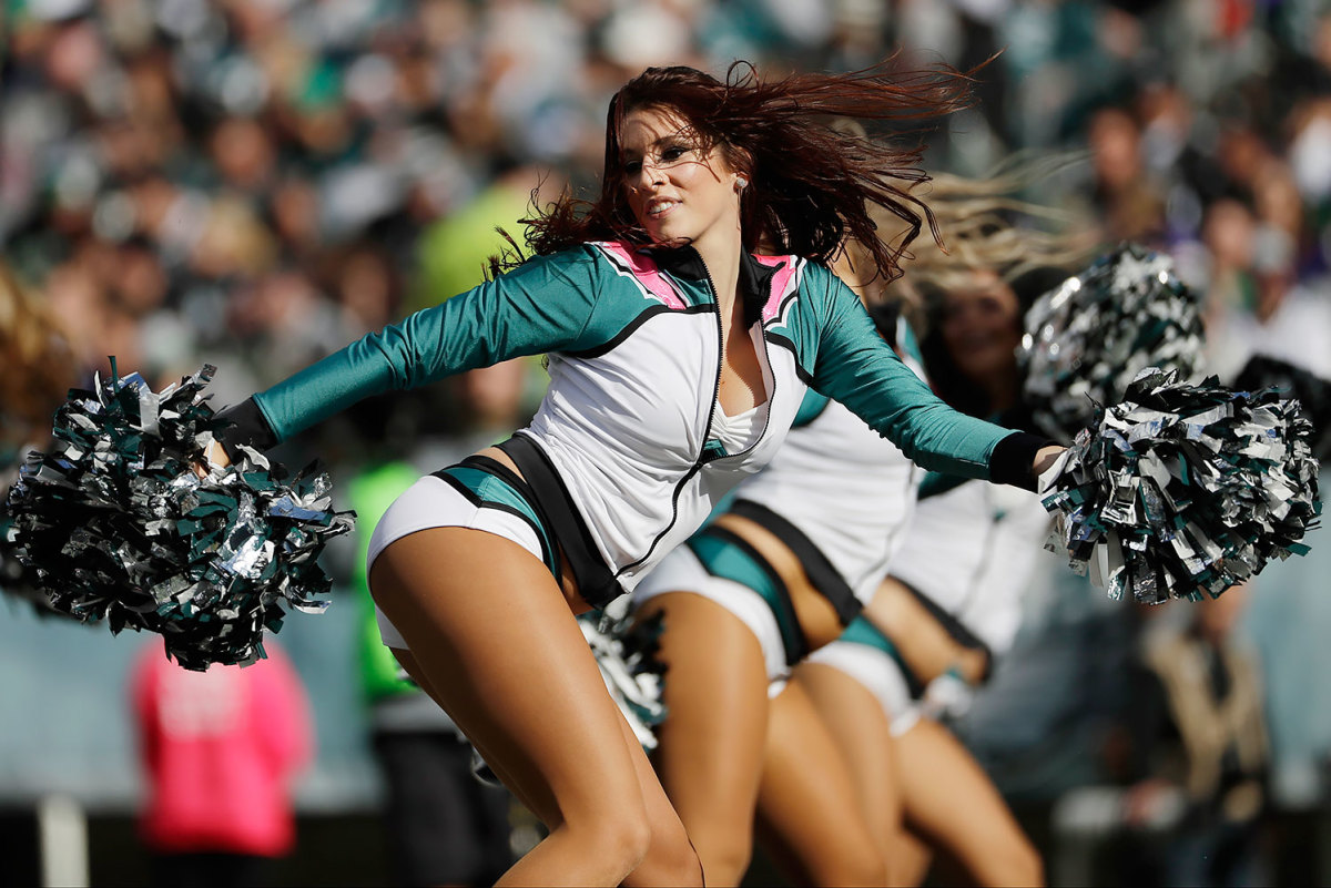 Philadelphia-Eagles-cheerleaders-AP_16297670325085.jpg