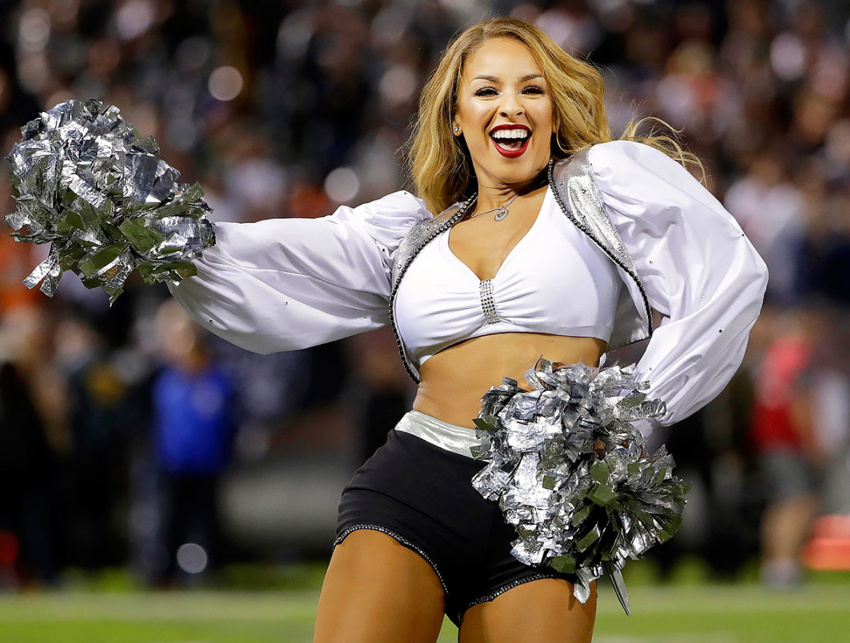 Oakland-Raiders-Raiderettes-cheerleaders-AP_16312154111271.jpg