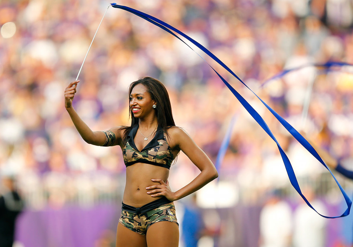 Minnesota-Vikings-cheerleaders-AP_16311710078285.jpg