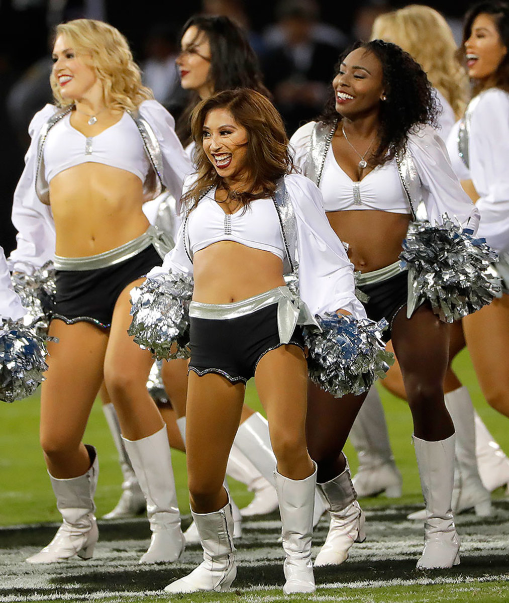 Oakland-Raiders-Raiderettes-cheerleaders-AP_371314057952.jpg