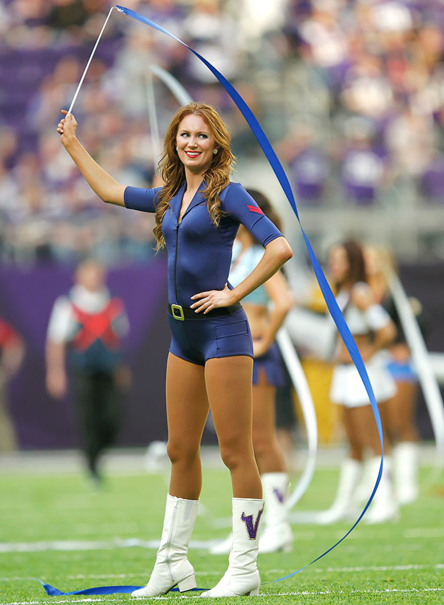 Minnesota-Vikings-cheerleaders-AP_16311710072799.jpg